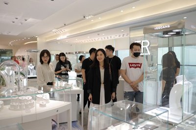 唐詩詠親臨永富集團(tuán)，珠寶魅力驚艷四座